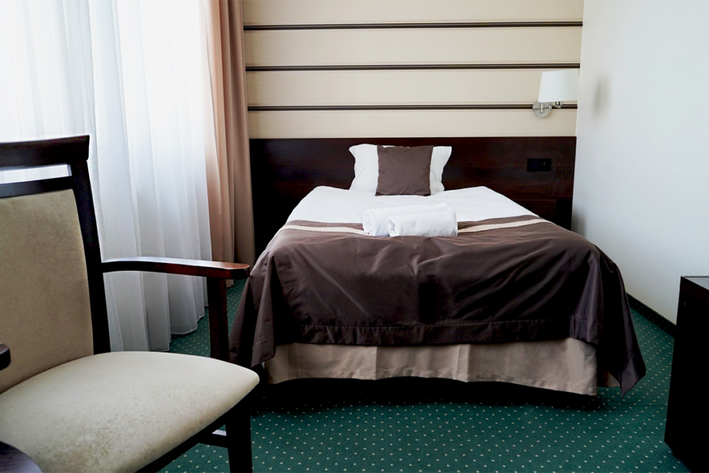 widok na pokój w wariancie komfort w bydgoskim hotelu maraton z łózkiem i krzesłem