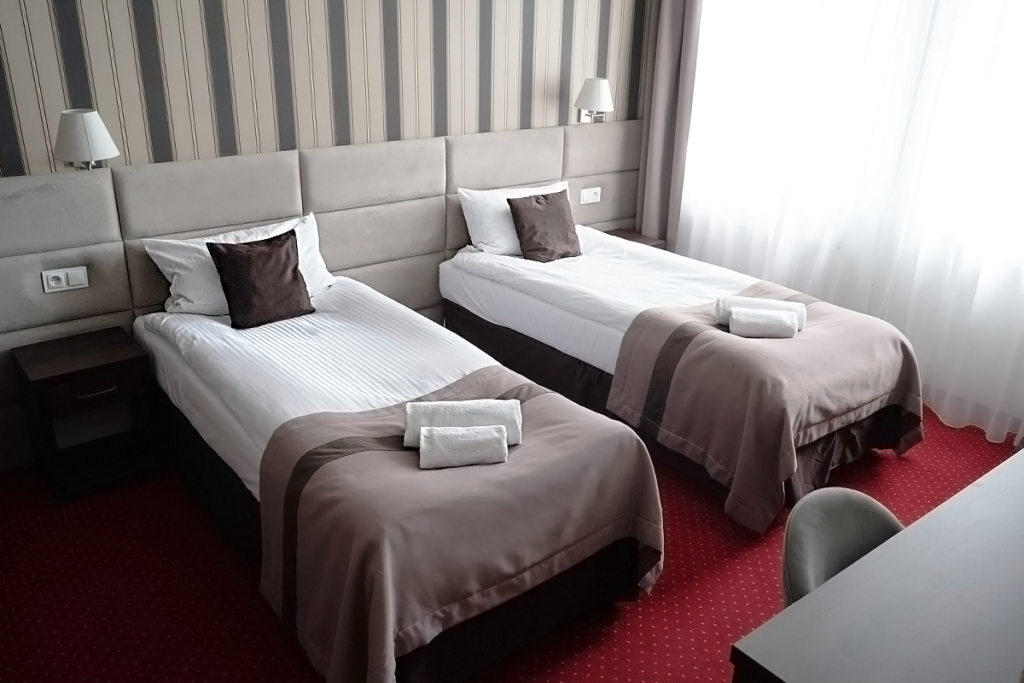 Widok na pokój dwuosobowy w wariancie standard z dwoma pojedynczymi łóżkami