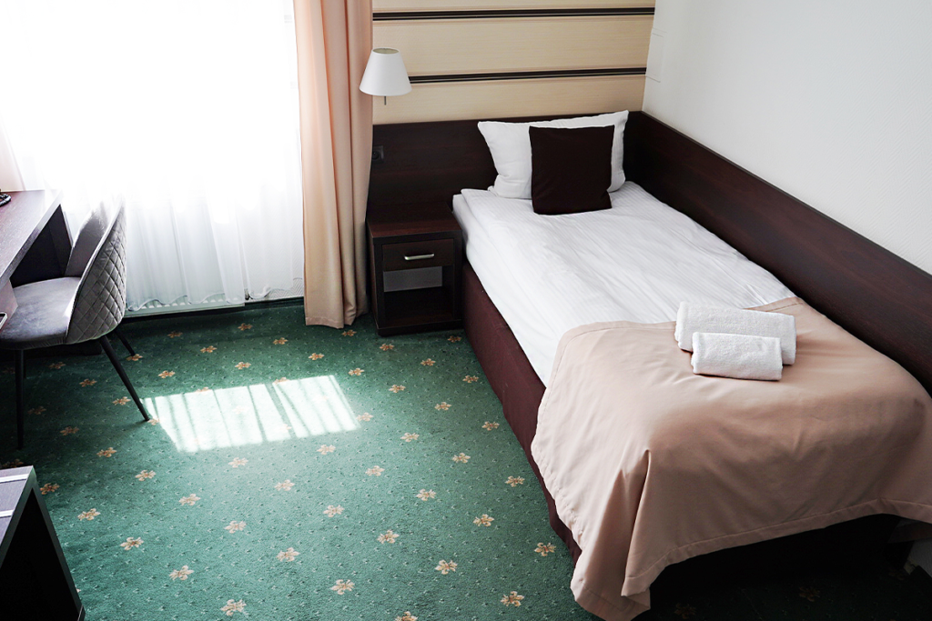 widok na pokój jednoosobowy w hotelu maraton z łóżkiem jednoosobowym po prawej stronie