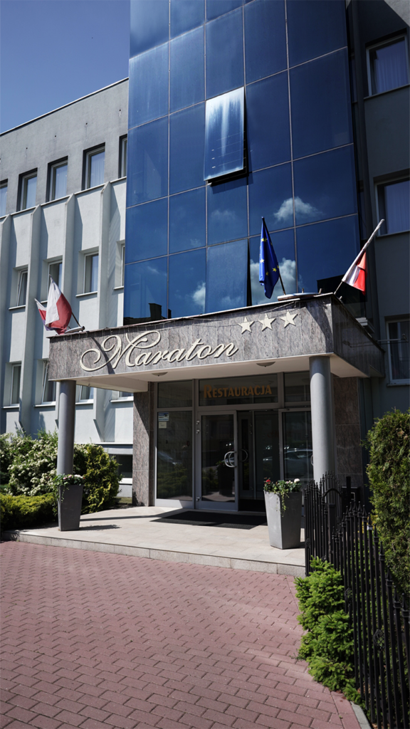 widok na główne wejście Hotelu Maraton w Bydgoszczy.