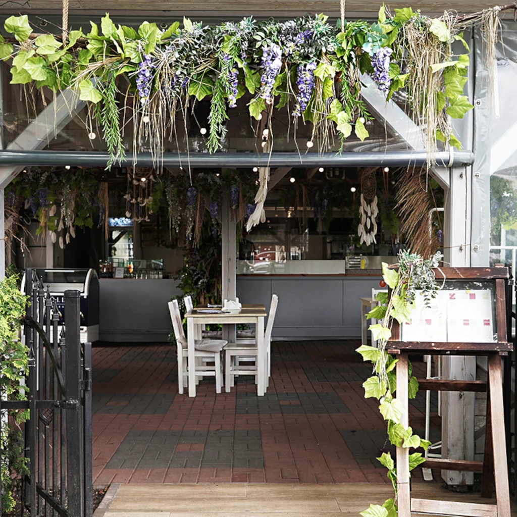 wejście do bydgoskiego bistro Maraton na zewnątrz hotelu