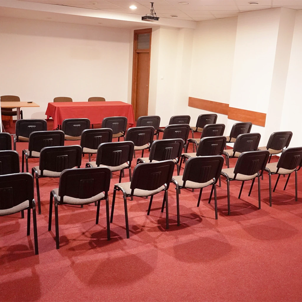 widok na salę konferencyjną bydgoskiego hotelu maraton z czerwoną podłogą i krzesłami