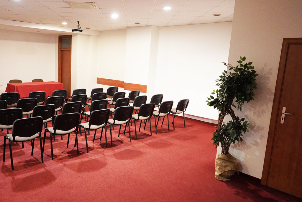 widok na wejście do konferencyjnej sali vip hotelu maraton z czerwoną podłogą i krzesłami